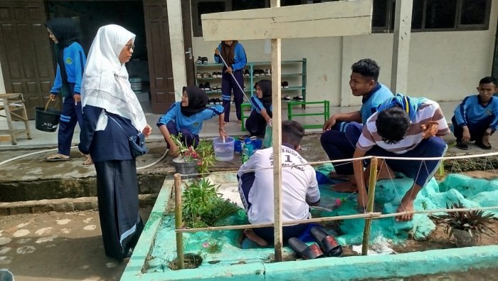 Kelas XII D Tunjukkan Teladan Kebersamaan dalam Gotong Royong Madrasah