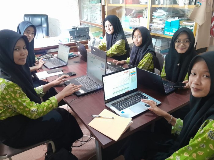 Siswa Kelas XII A MAN 1 Muaro Jambi Serius Ikuti Uji Coba OMI