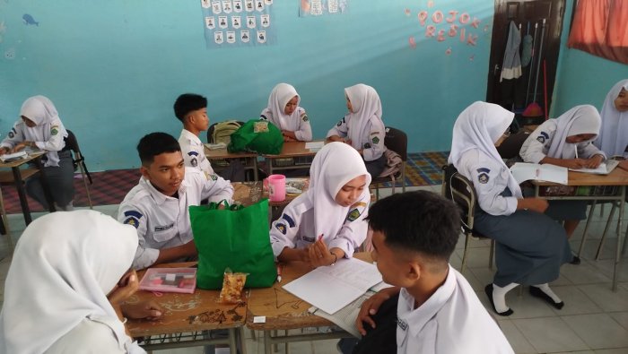 Siswa MAN 1 Muaro Jambi Berkreasi Lewat Wirausaha Kreatif