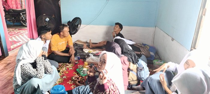 Wali Kelas dan Siswa Kelas XD Jenguk Dimas Andrean, Wujud Kepedulian Keluarga Besar MAN 1 Muaro Jambi
