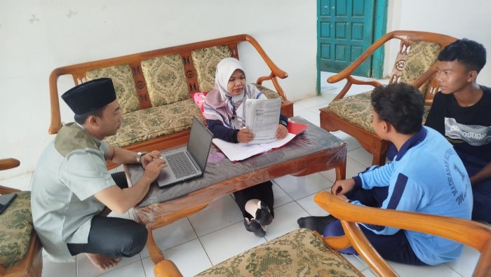Wali Kelas MAN 1 Muaro Jambi Serahkan Kartu Asesmen Untuk Uji Coba Sistem