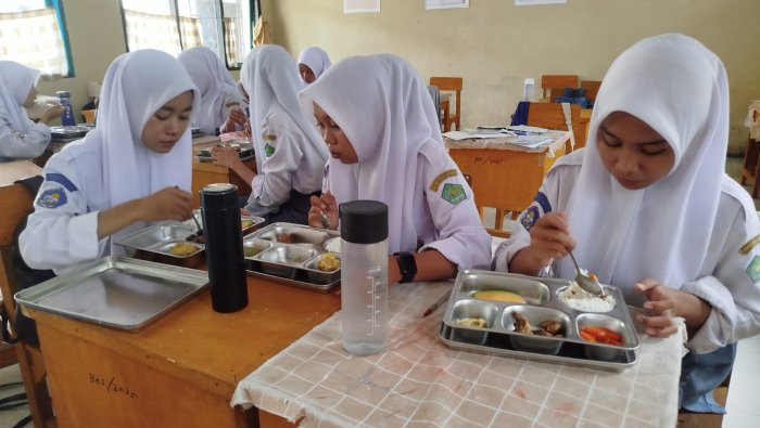 Antusias Siswa Sambut Program Makan Bergizi Gratis di MAN 1 Muaro Jambi Antusias Siswa Sambut Program Makan Bergizi Gratis di MAN 1 Muaro Jambi