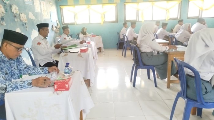 Guru MAN 1 Muaro Jambi Berprestasi di Lomba Mengajar Kabupaten