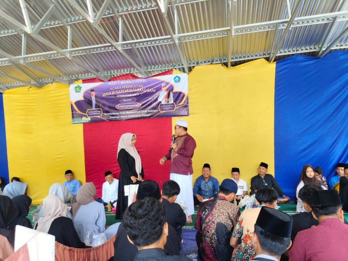 Ustadz Panca Saputra Sampaikan Tausiah Interaktif pada Maulid Nabi di MAN 1 Muaro Jambi