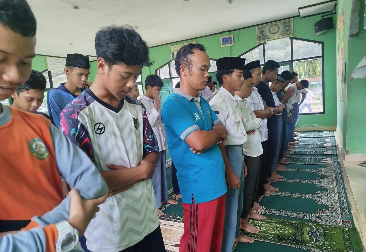 Pembiasaan Sholat Dhuha Berjamaah Siswa MAN 1 Muaro Jambi Melalui 