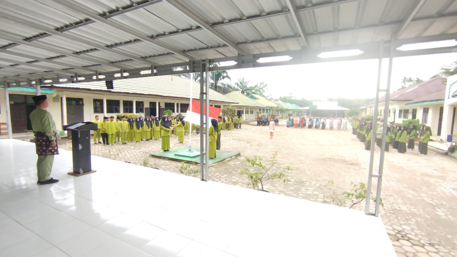 MAN 1 Muaro Jambi Gelar Upacara HARDIKNAS 2025