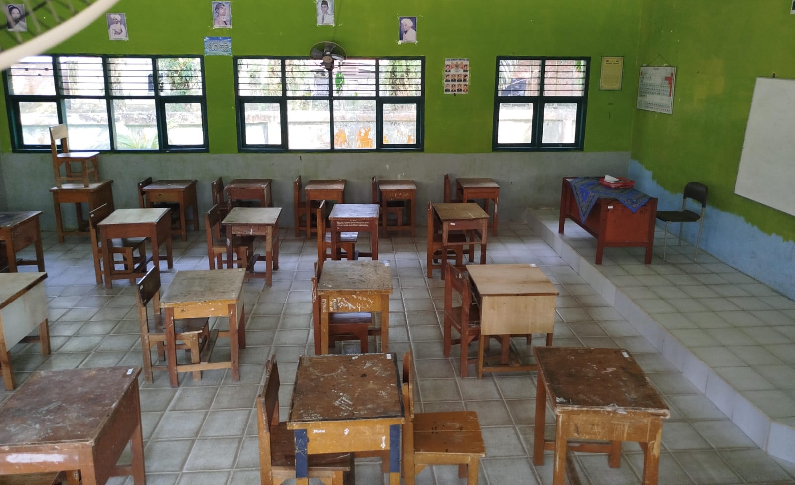 Petugas Piket XIC Wajib Piket Kebersihan Sepulang Madrasah