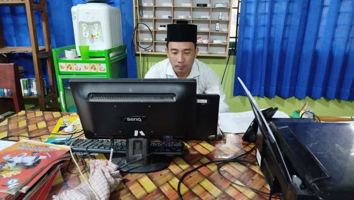 Disiplin Kinerja, Guru MAN 1 Muaro Jambi Selesaikan SKP Tepat Waktu