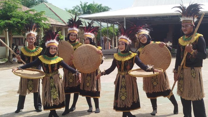 Gemuruh Tari Nusantara Menghidupkan Asesmen Seni Budaya di MAN 1 Muaro Jambi Gemuruh Tari Nusantara Menghidupkan Asesmen Seni Budaya di MAN 1 Muaro Jambi