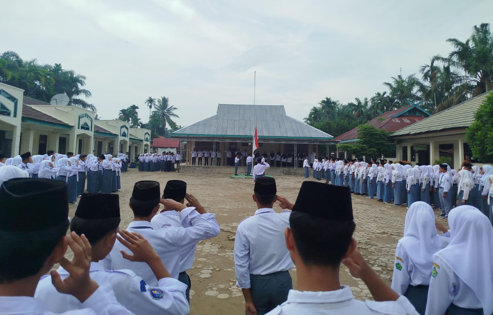 Siswa Kelas X D Sukses Laksanakan Tugas sebagai Petugas Upacara