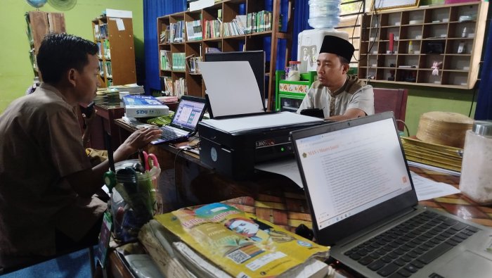 Keseriusan Amri dalam Menuntaskan Modul PPG Terlihat di MAN 1 Muaro Jambi Keseriusan Amri dalam Menuntaskan Modul PPG Terlihat di MAN 1 Muaro Jambi