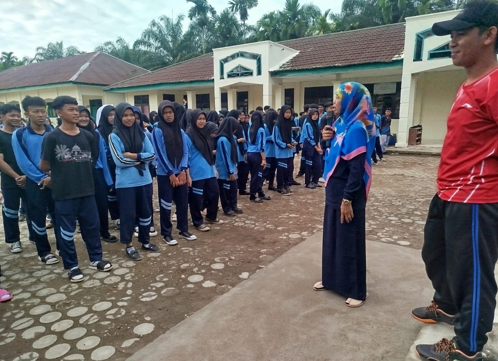 MAN 1 Muaro Jambi Meriahkan HUT RI dengan Lomba 17 Agustusan MAN 1 Muaro Jambi Meriahkan HUT RI dengan Lomba 17 Agustusan