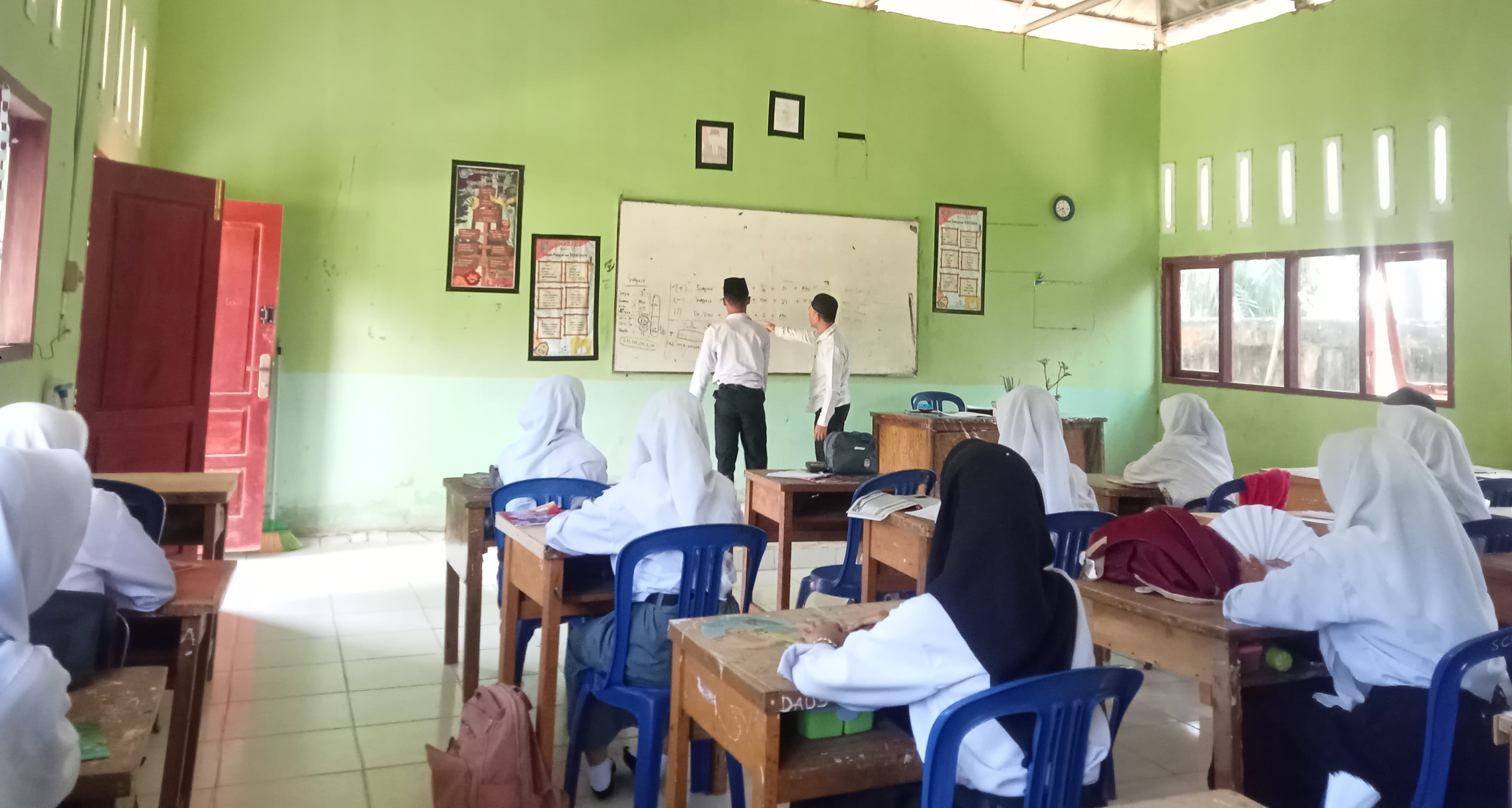 Siswa Kelas X4  Dibimbing Untuk Belajar Meningkatkan Keterampilan Berbahasa Inggris