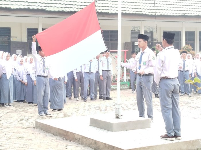 Kabut Asap Tak Surutkan Semangat Upacara, Siswa Kelas XII D MAN 1 Muaro Jambi Tampil Tegas Kabut Asap Tak Surutkan Semangat Upacara, Siswa Kelas XII D MAN 1 Muaro Jambi Tampil Tegas