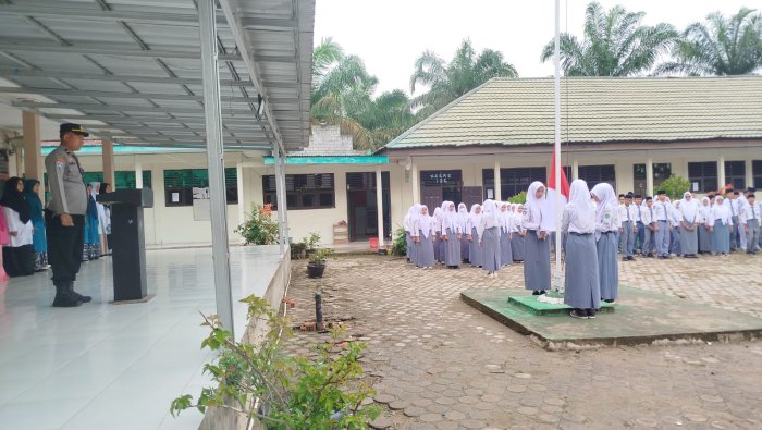 Pembina Upacara dari Polsek Ingatkan Siswa soal Bahaya Penyimpangan Remaja