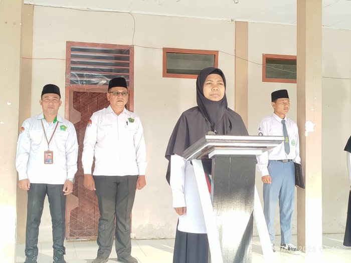 Pembina Upacara Ingatkan Pentingnya Disiplin dan Penampilan Pelajar Sesuai Tata Tertib Pembina Upacara Ingatkan Pentingnya Disiplin dan Penampilan Pelajar Sesuai Tata Tertib