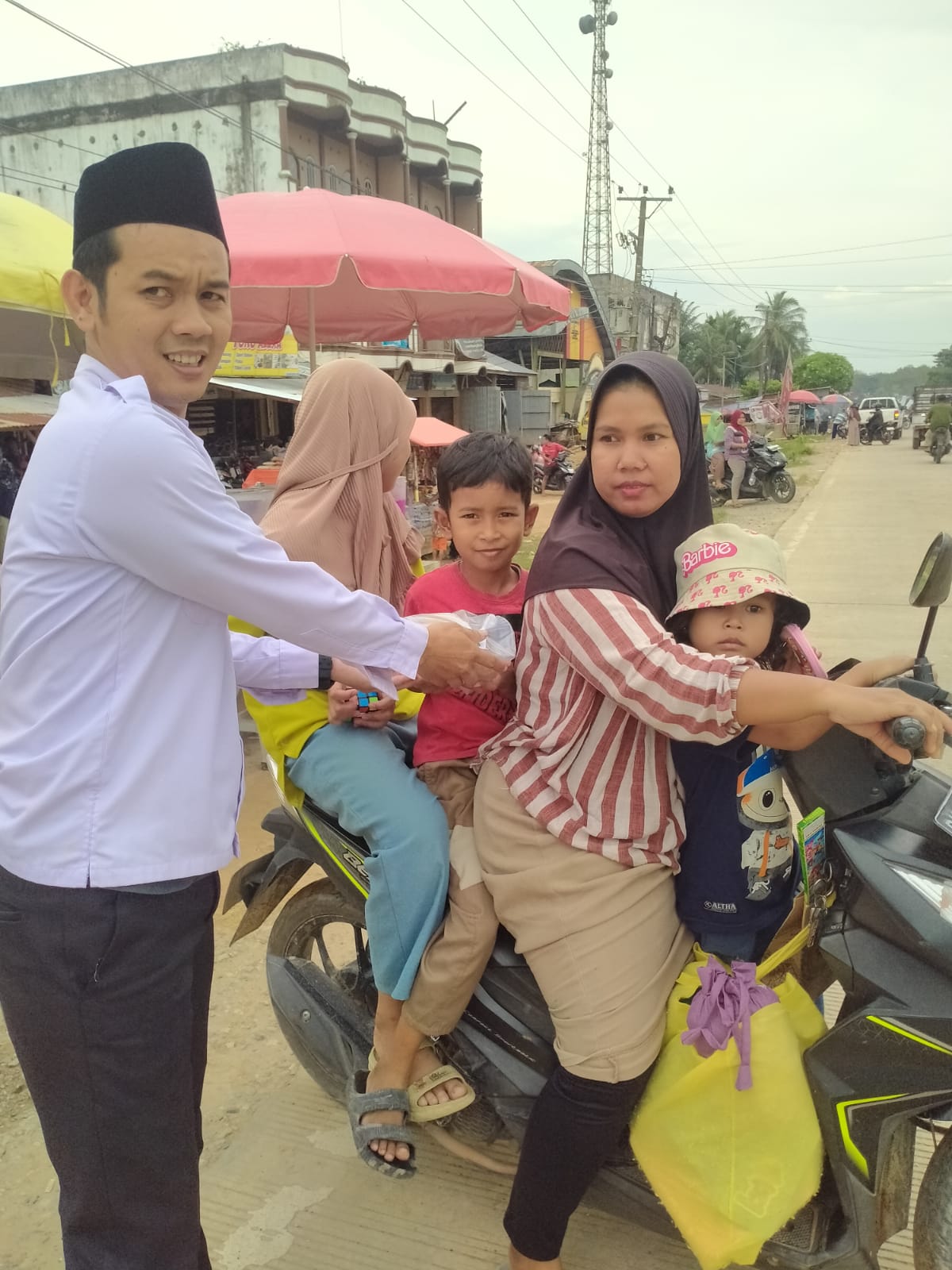 Pengurus OSIM MAN 1 Muaro Jambi Berbagi Takjil Ramadhan Pengurus OSIM MAN 1 Muaro Jambi Berbagi Takjil Ramadhan