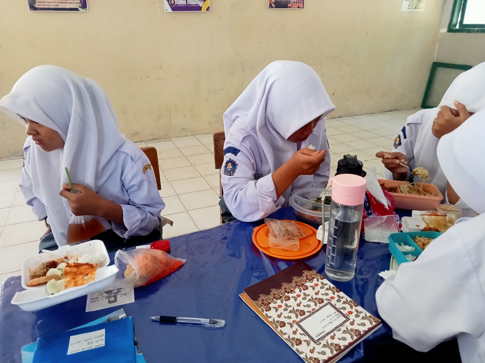 Siswa kelas XI B Makan Bekal Bersama di dalam Kelas