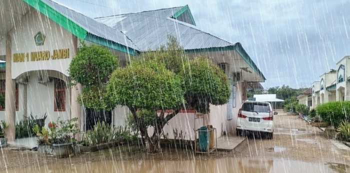 Hujan Lebat Batalakan Upacara, MAN 1 Muaro Jambi Beri Toleransi Siswa Terlambat