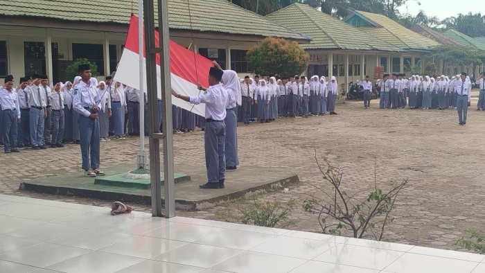 Siswa Kelas XI C Tampil Kompak Sebagai Petugas Upacara di MAN 1 Muaro Jambi