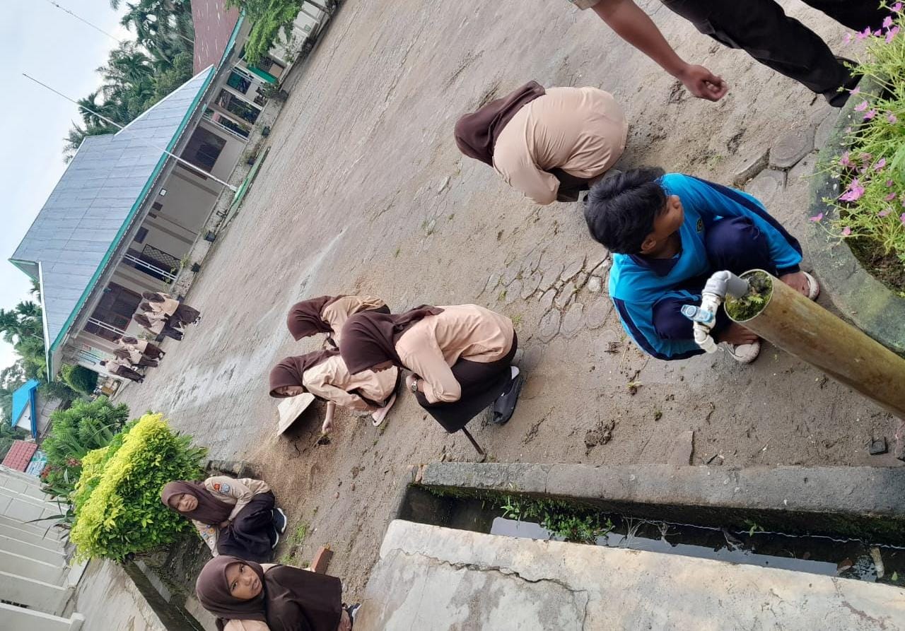 Hari Pertama Masuk, Gelar Gotong Royong Bersihkan Lingkungan Madrasah
