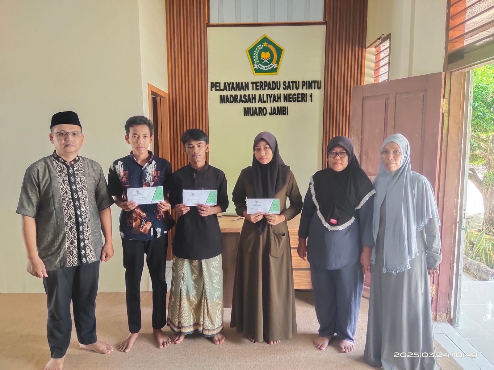 Lima Siswa MAN 1 Muaro Jambi Menerima Baznas Lima Siswa MAN 1 Muaro Jambi Menerima Baznas