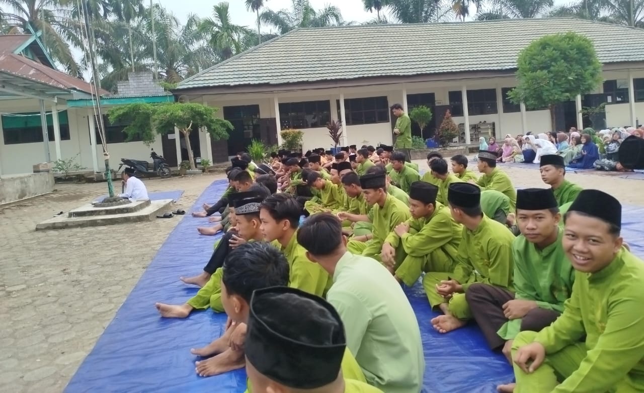 Pembina Keagamaan Pimpin Salat Dhuha Berjamaah Sebelum Kegiatan Keagamaan Dimulai Pembina Keagamaan Pimpin Salat Dhuha Berjamaah Sebelum Kegiatan Keagamaan Dimulai