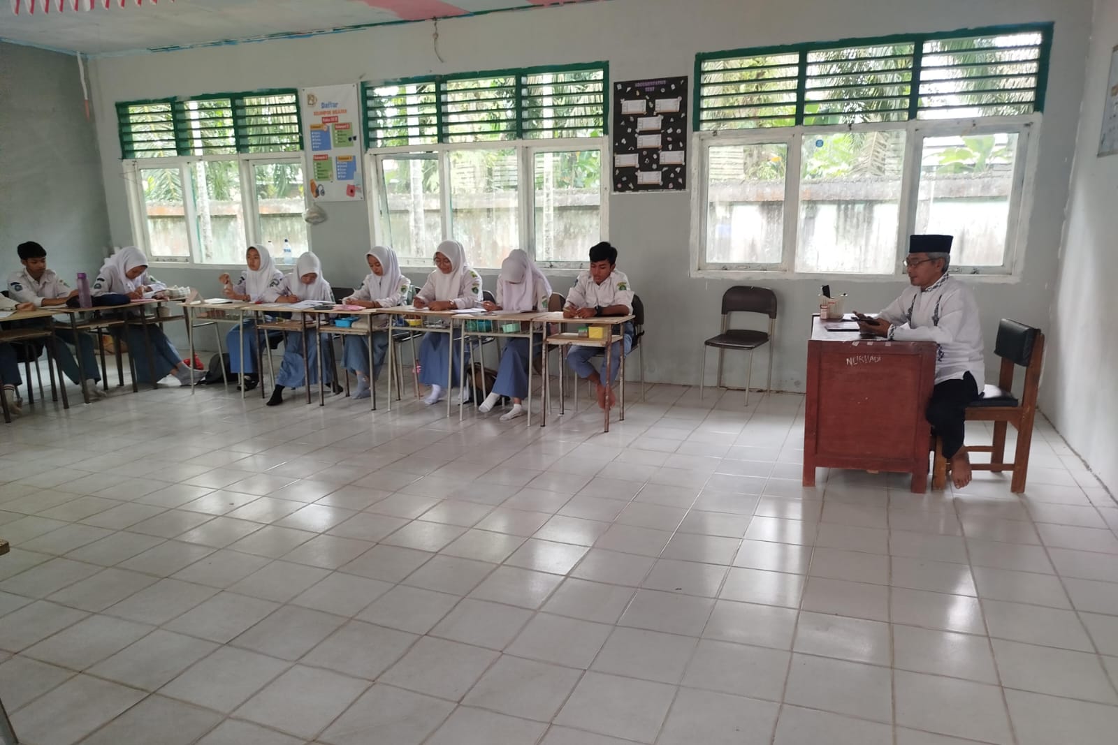 Pembiasaan Menyanyikan Lagu Kebangsaan di MAN 1 Muaro Jambi