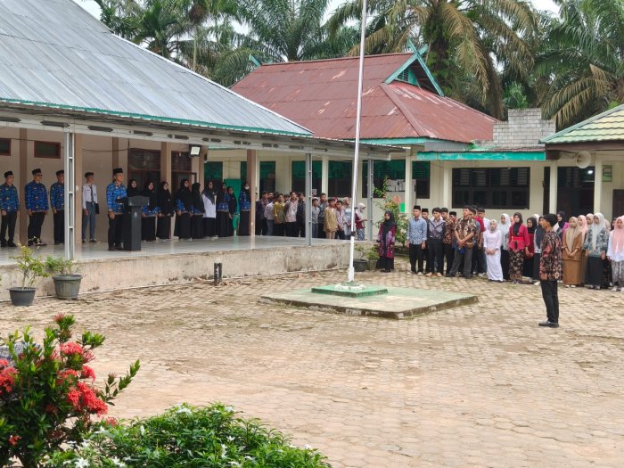 Adnan Pimpin Upacara Pahlawan di MAN 1 Muaro Jambi dengan Penuh Wibawa