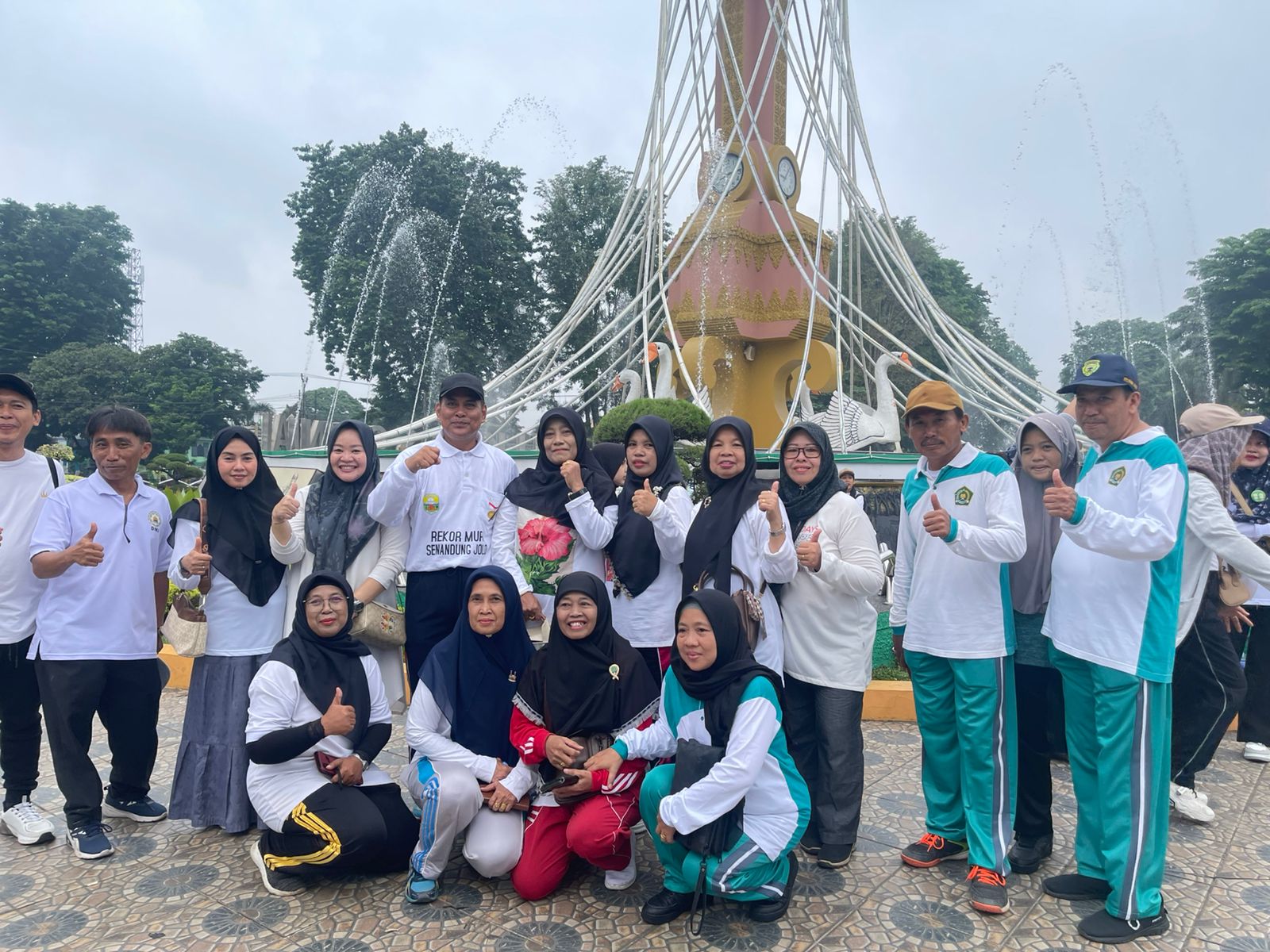 Guru MAN 1 Muaro Jambi Ikuti Acara Jalan Santai Guru MAN 1 Muaro Jambi Ikuti Acara Jalan Santai