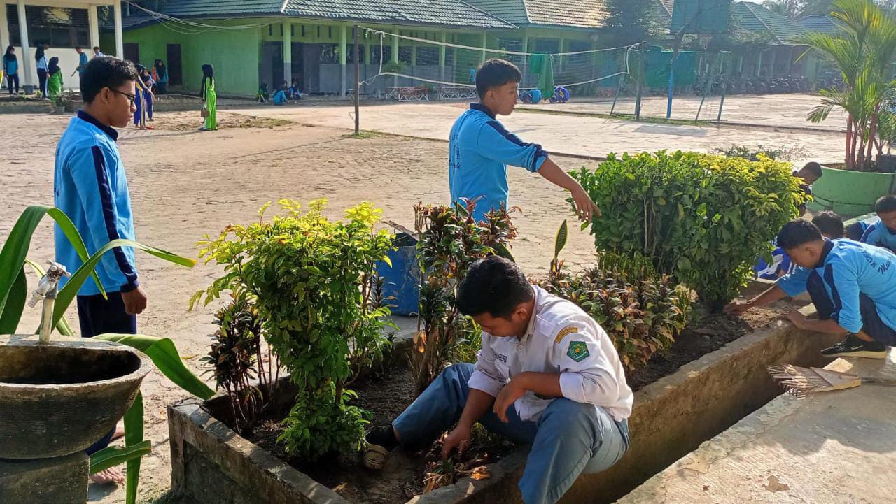 Siswa XIA Melaksanakan Pembersihan Kelas Untuk Lomba Kebersihan Kelas