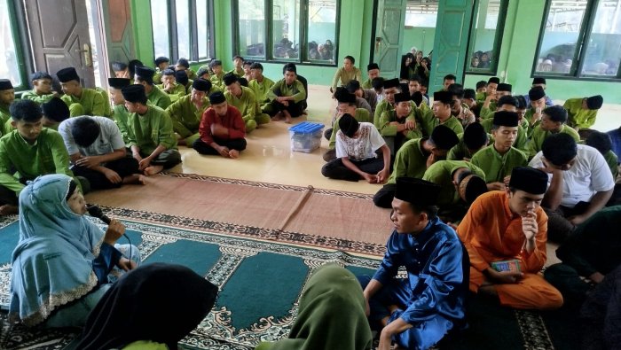Gotong Royong Infaq Jumat, Siswa MAN 1 Muaro Jambi Diajak Wujudkan Mushola Nyaman