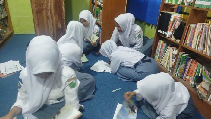Siswa Kelas XII D MAN 1 Muaro Jambi Jadikan Perpustakaan sebagai Ruang Persiapan TKA
