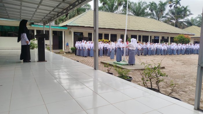 Analogi Wadah dari Pembina Upacara: Pesan Moral dari Almustari, S.Si