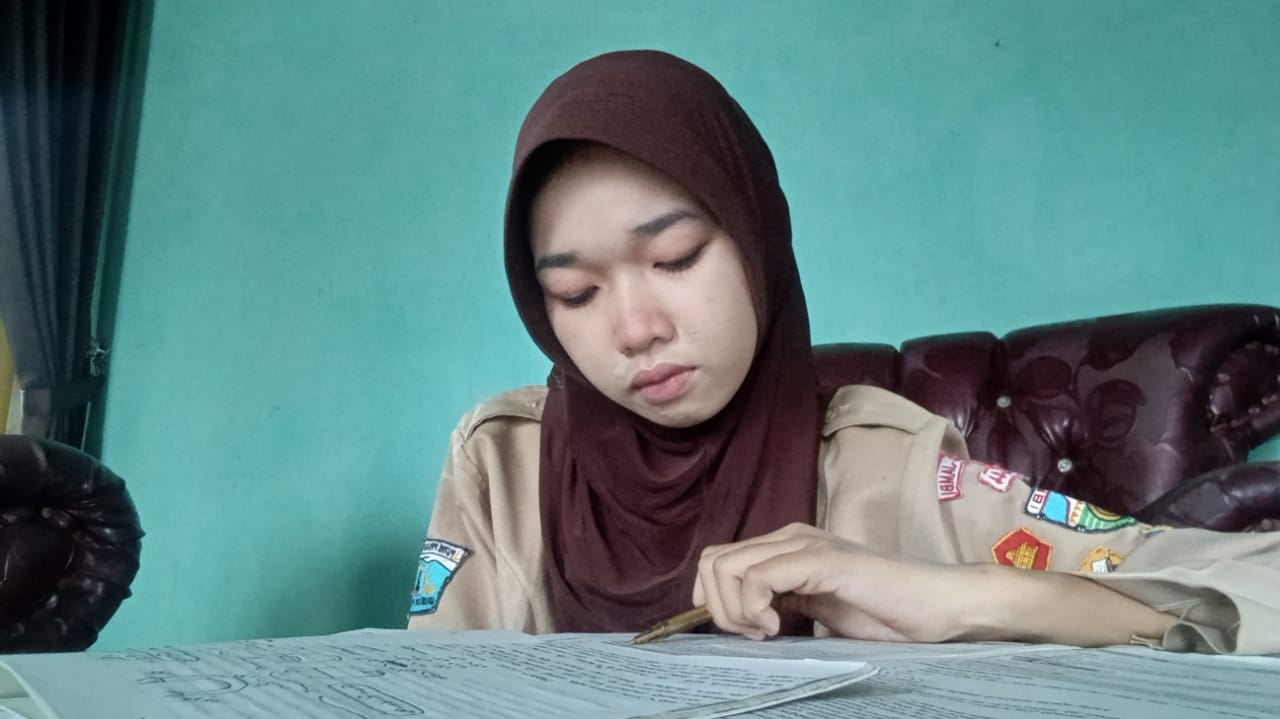 WFH: Siswa MAN 1 Muaro Jambi Kerjakan Tugas Online di Rumah