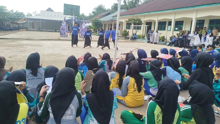 Tim Kesenian MAN 1 Muaro Jambi Tampilkan Tarian dan Gaungkan CBP Rupah Tim Kesenian MAN 1 Muaro Jambi Tampilkan Tarian dan Gaungkan CBP Rupah
