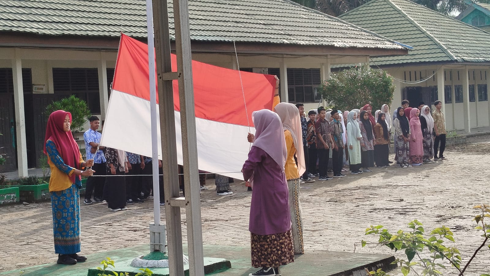 Pelaksanaan Upacara Bendera Sekaligus Peringatan Hari Kartini di MAN 1 Muaro Jambi