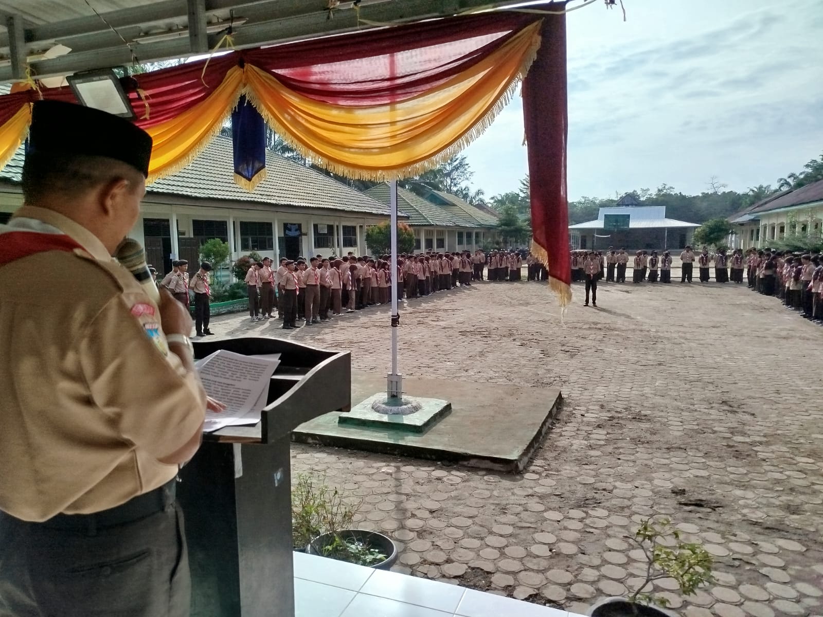 MAN 1 Muaro Jambi Gelar Upacara Hari Pramuka di Lapangan Madrasah