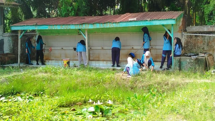 Geber Mas Serentak, MAN 1 Muaro Jambi Gotong Royong Bersihkan Musala As-Suhada Geber Mas Serentak, MAN 1 Muaro Jambi Gotong Royong Bersihkan Musala As-Suhada