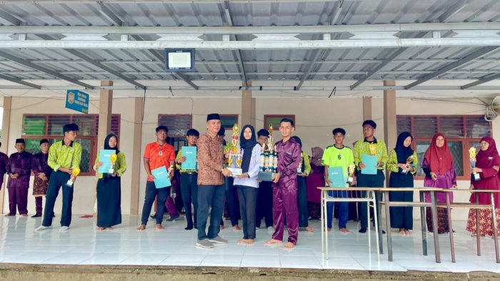 Kepala MAN 1 Muaro Jambi Terima Piala Bergilir Juara Umum AKSIOMA 2026 Kepala MAN 1 Muaro Jambi Terima Piala Bergilir Juara Umum AKSIOMA 2026