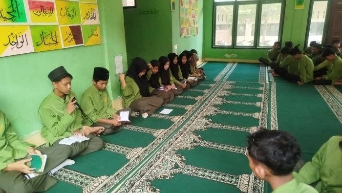 Siswa Kelas X B MAN 1 Muaro Jambi Bertugas dalam Kegiatan Muhadhoroh Jumat
