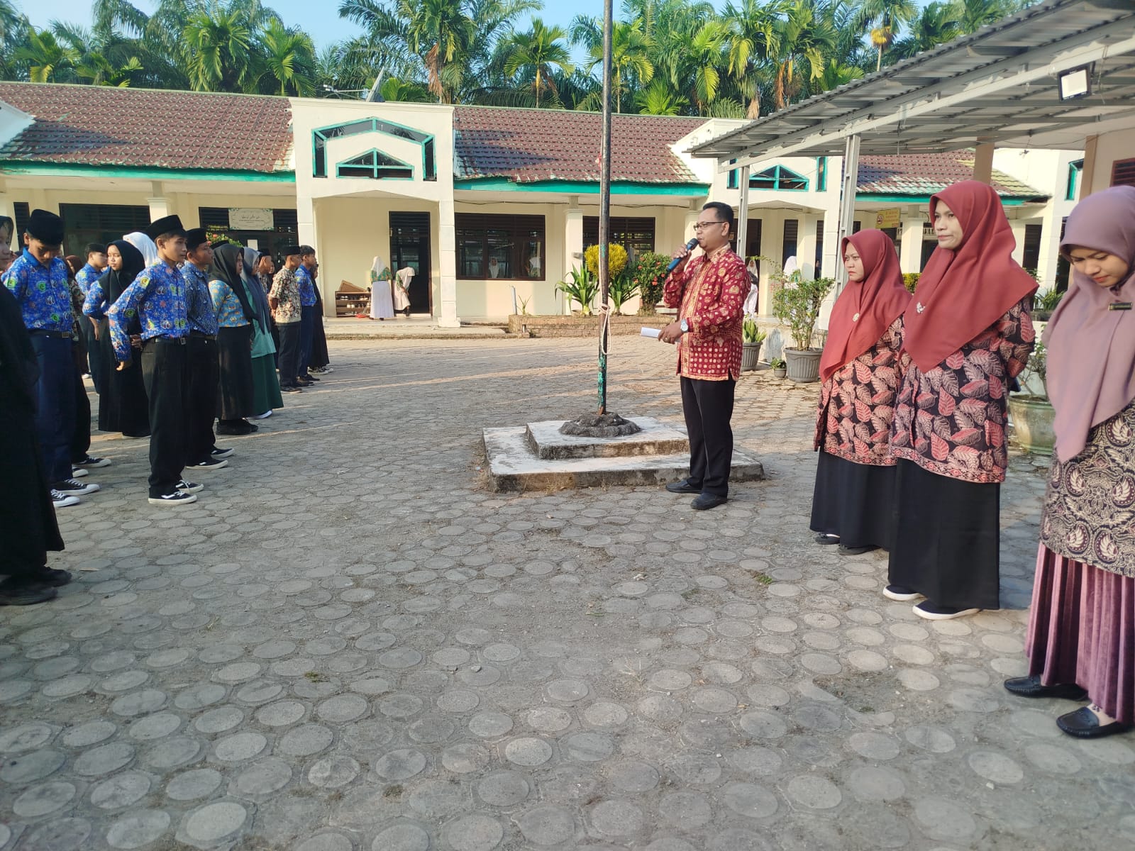 Ketua PPDB Menyerahan Siswa Kelas X Ke Wali Kelas