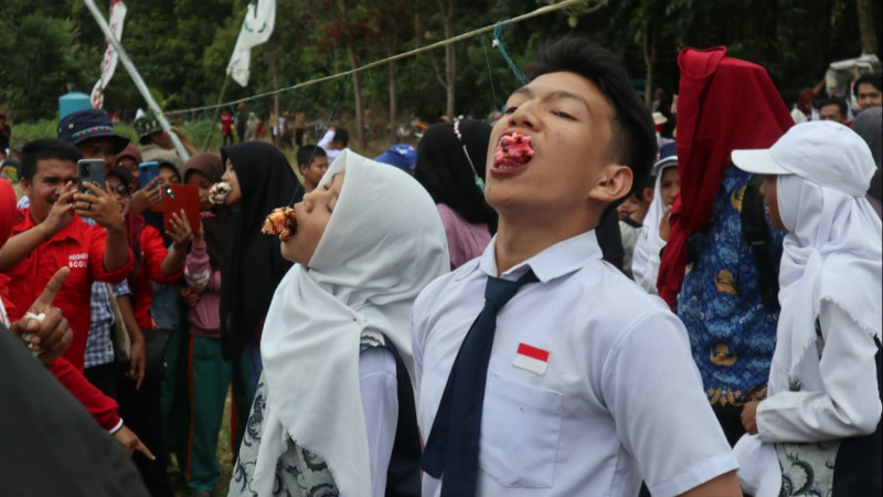 Lomba Makan Krupuk pada Pelaksanaan HUT RI