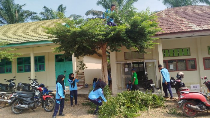 Siswa XII C Bangun Kepedulian Lingkungan Lewat Gotong Royong di Madrasah