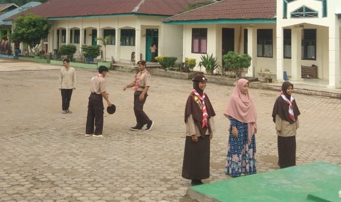 Jelang Peringatan HGN, Guru MAN 1 Muaro Jambi Latihan Menjadi Petugas Upacara