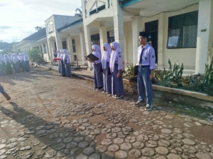 Siswa Kelas XI A Sukses Jalankan Tugas sebagai Petugas Upacara