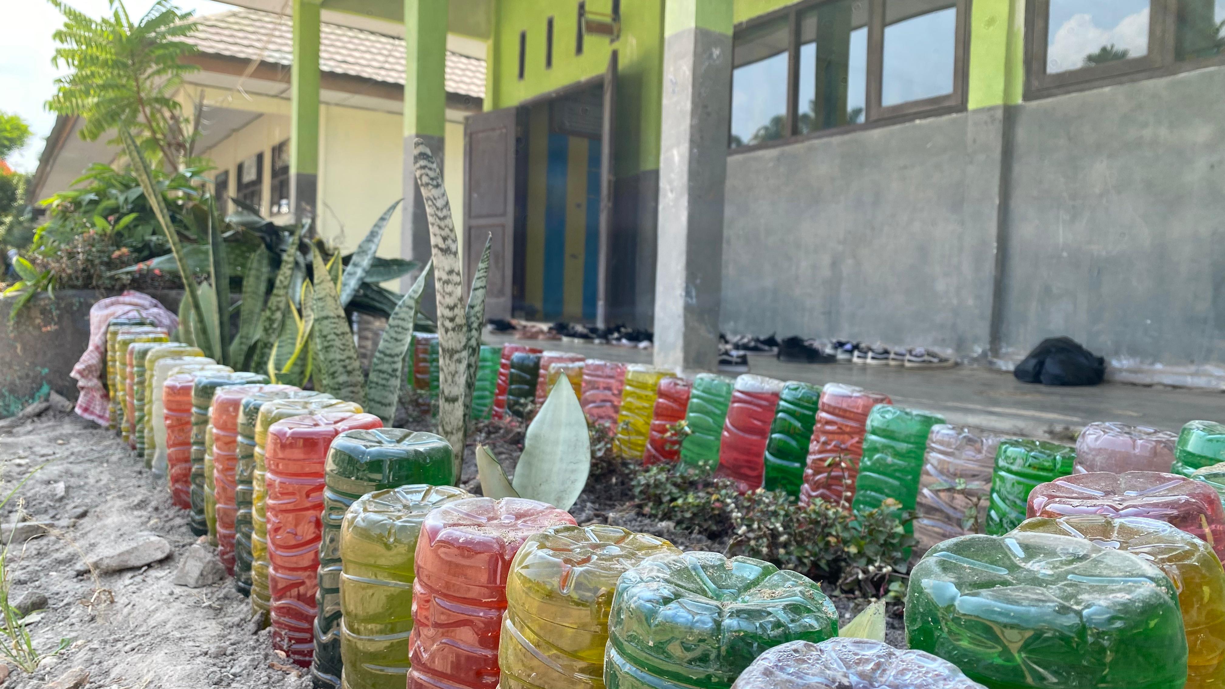 Manfaatkan Bekas Botol Mineral untuk Pot Tanaman Manfaatkan Bekas Botol Mineral untuk Pot Tanaman