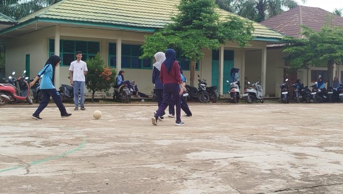 Pertandingan Sengit Warnai Laga Futsal Putri Clasmeeting MAN 1 Muaro Jambi