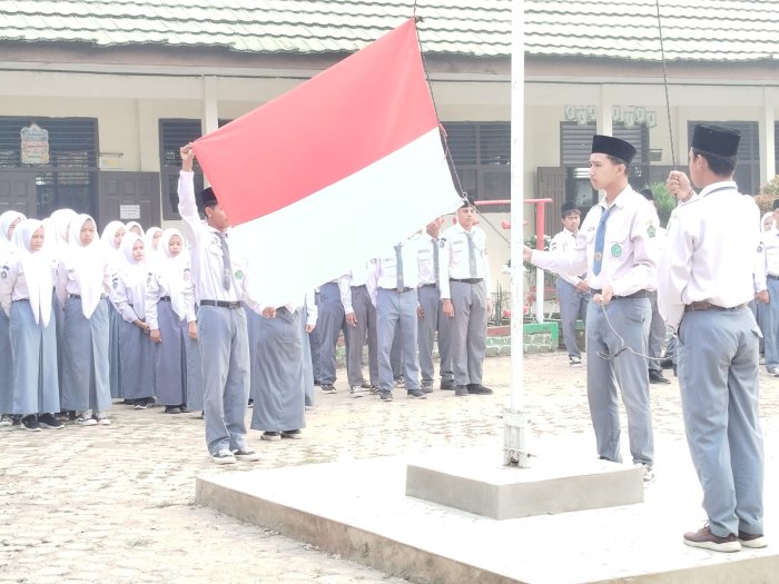 Kabut Asap Tak Surutkan Semangat Upacara, MAN 1 Muaro Jambi Tetap Khidmat Kabut Asap Tak Surutkan Semangat Upacara, MAN 1 Muaro Jambi Tetap Khidmat