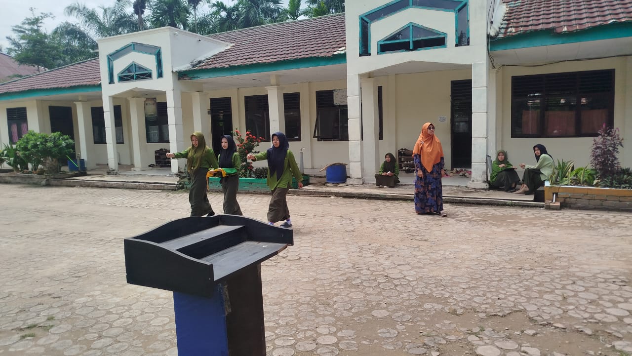 Siswa Kelas XII D Latihan Menjadi Petugas Upacara Siswa Kelas XII D Latihan Menjadi Petugas Upacara